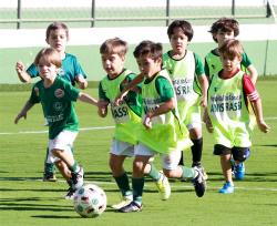 Dia das crianças: Escolinha de futebol promove atividade na Serrinha -  Goiás Esporte Clube